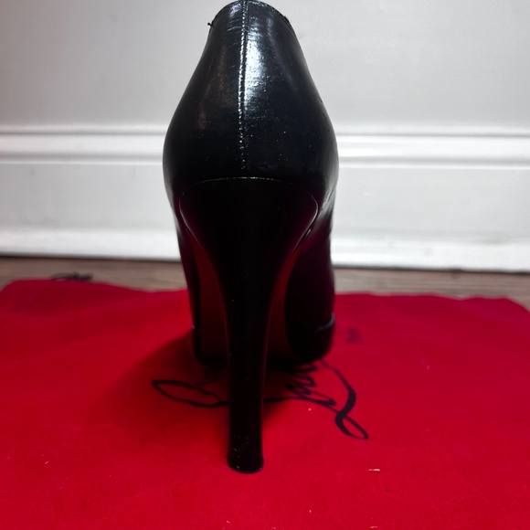 Christian Louboutin Round Toe - Picture 5 of 11